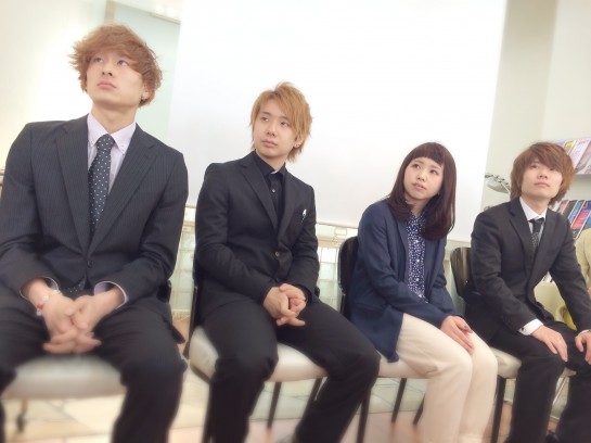 緊張でガチガチの新人４人w